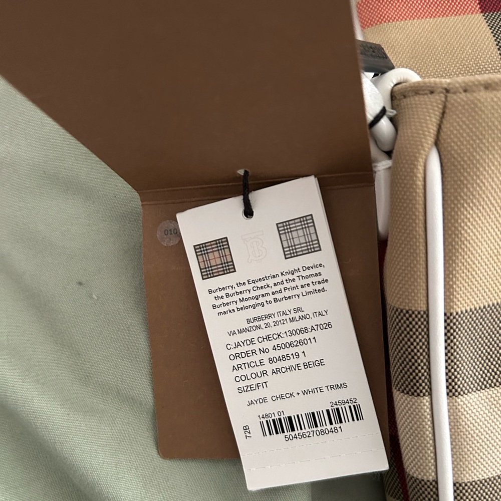 Elegant Burberry Beige and Black Checkered Crossbody Bag - Picture 4 of 8
